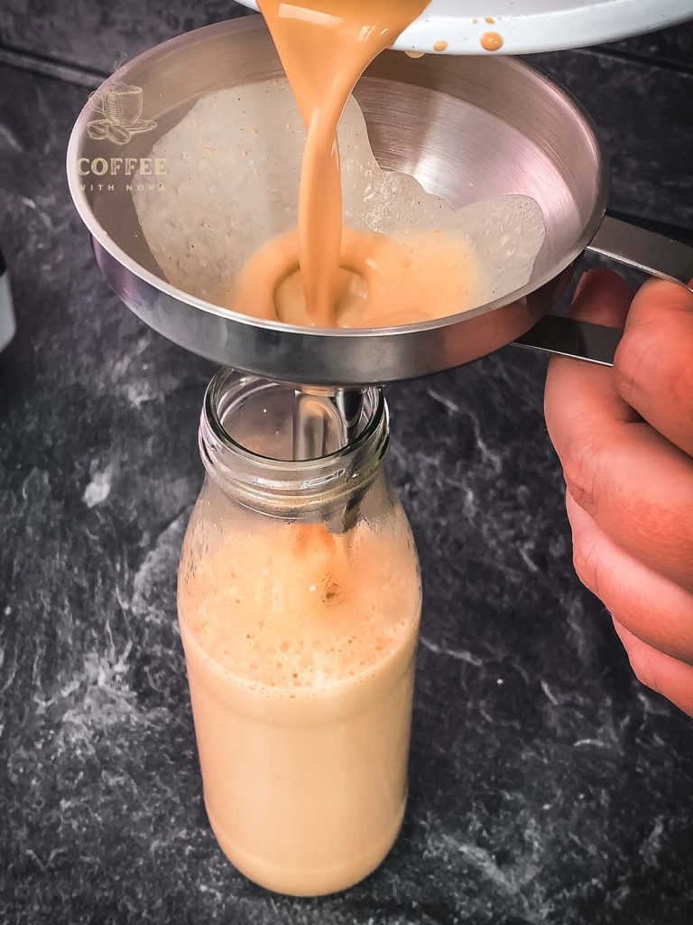 Fill into a preserving glass using a funnel.