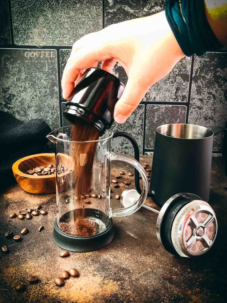 Fill the ground coffee into your French press.