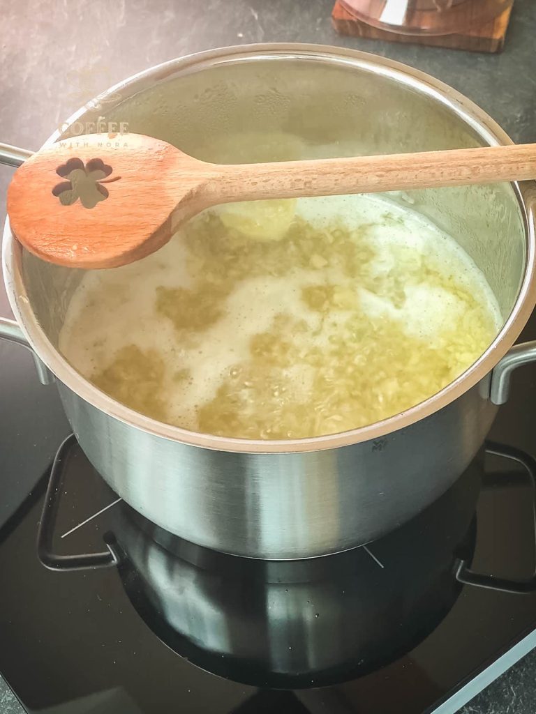 Let the ginger lemon syrup simmer for about 20 minutes.