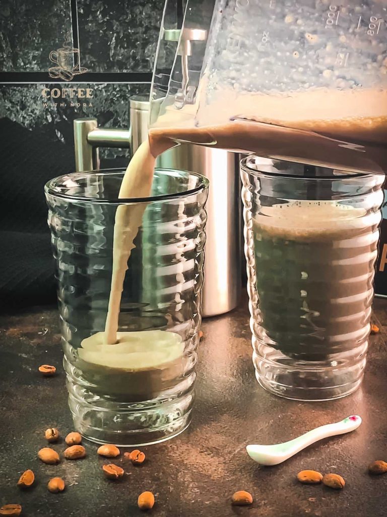 Pour the finished banana milk coffee into the serving glasses.