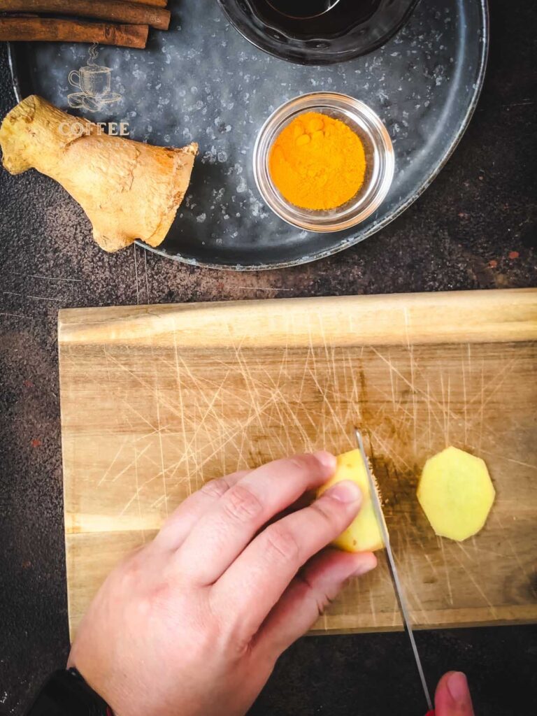 Peel the ginger and slice it thinly.