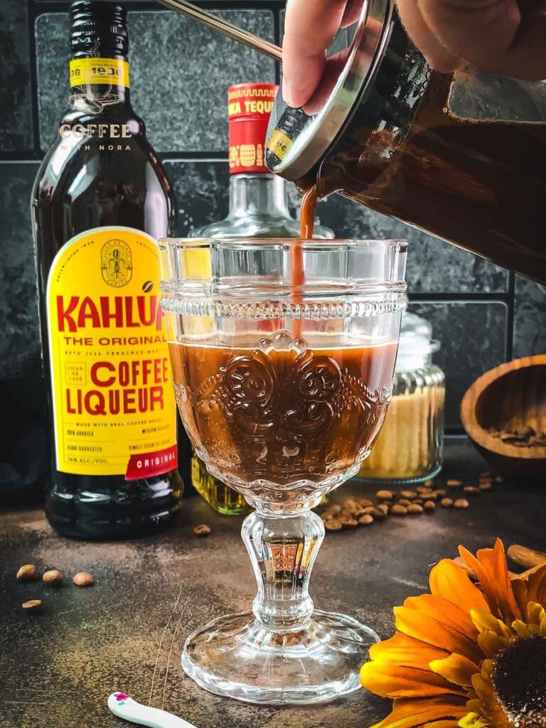 Pour the spiced coffee into the serving glass.