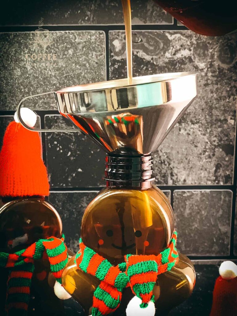 Pour the gingerbread simple syrup into a preserving jar or bottle.